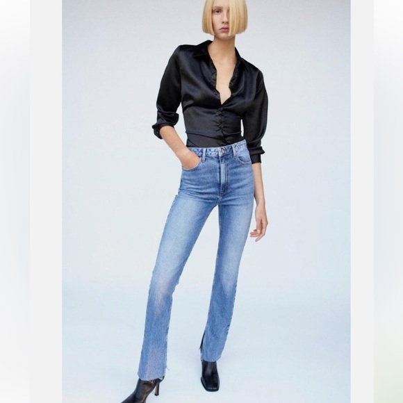 ✨NWOT | Zara | High Rise Slim Flare Split Hem Medium wash Jeans - Picture 4 of 13
